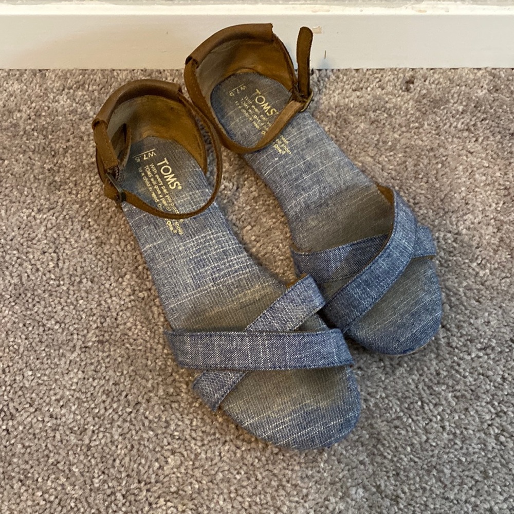 Tom’s Sandals Size 7.5